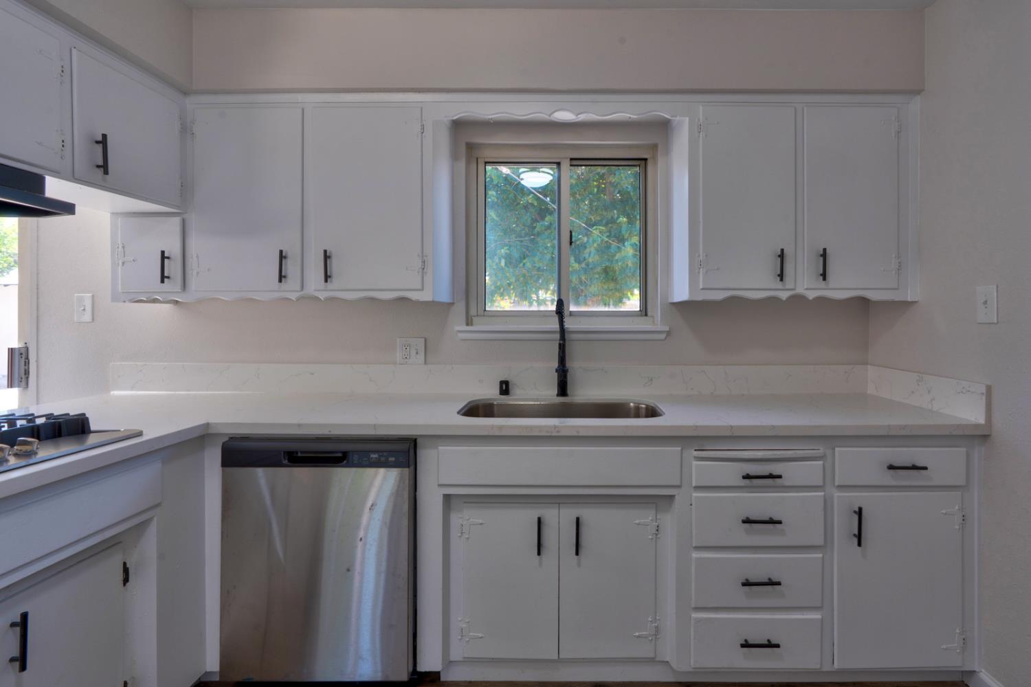 208 N Santa Rita St, Los Banos, CA 93635