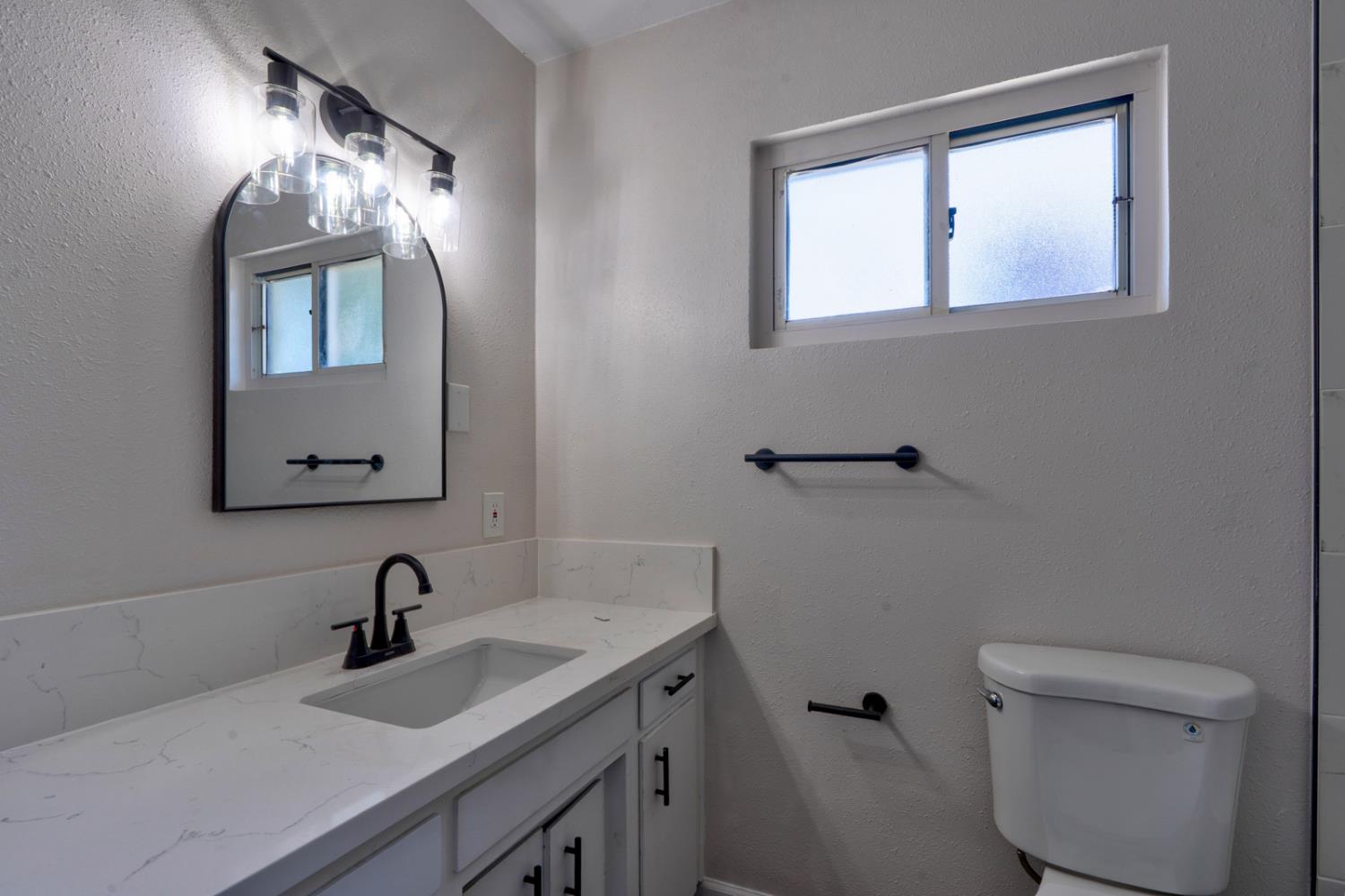 208 N Santa Rita St, Los Banos, CA 93635