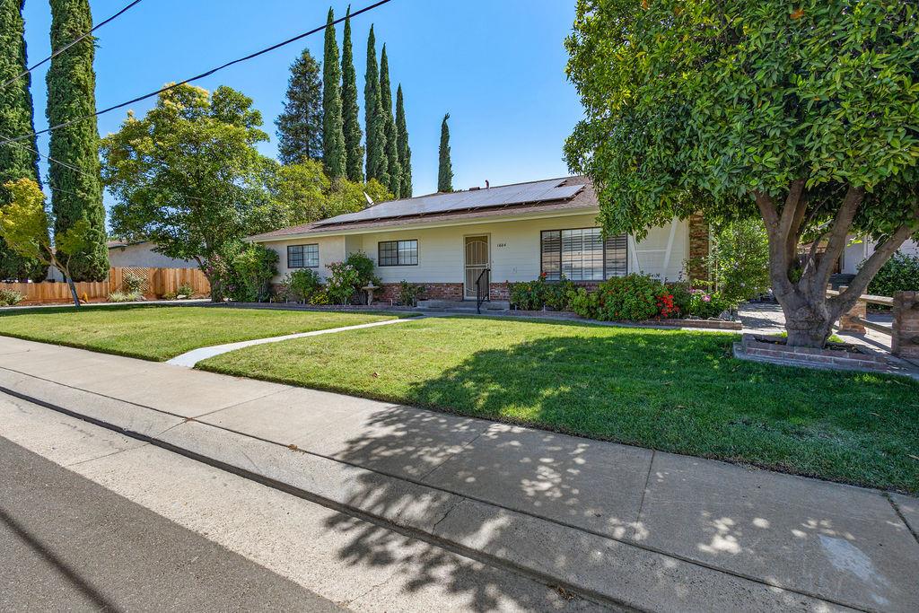 1604 Walnut Ave, Escalon, CA 95320