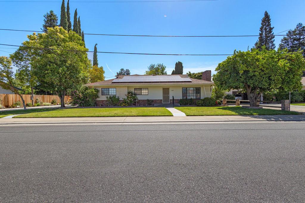 1604 Walnut Ave, Escalon, CA 95320