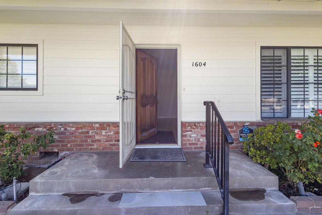 1604 Walnut Ave, Escalon, CA 95320