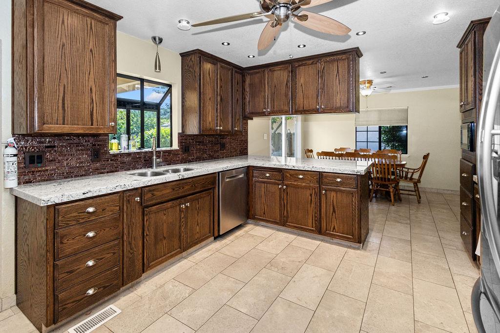1604 Walnut Ave, Escalon, CA 95320