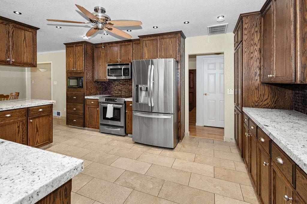 1604 Walnut Ave, Escalon, CA 95320