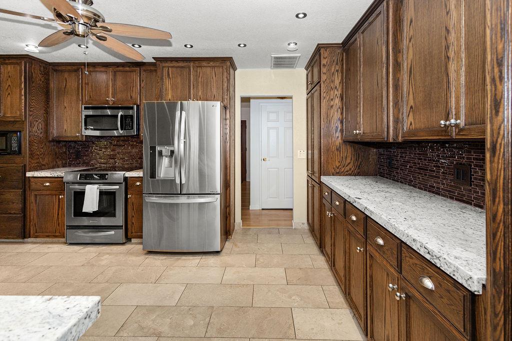 1604 Walnut Ave, Escalon, CA 95320