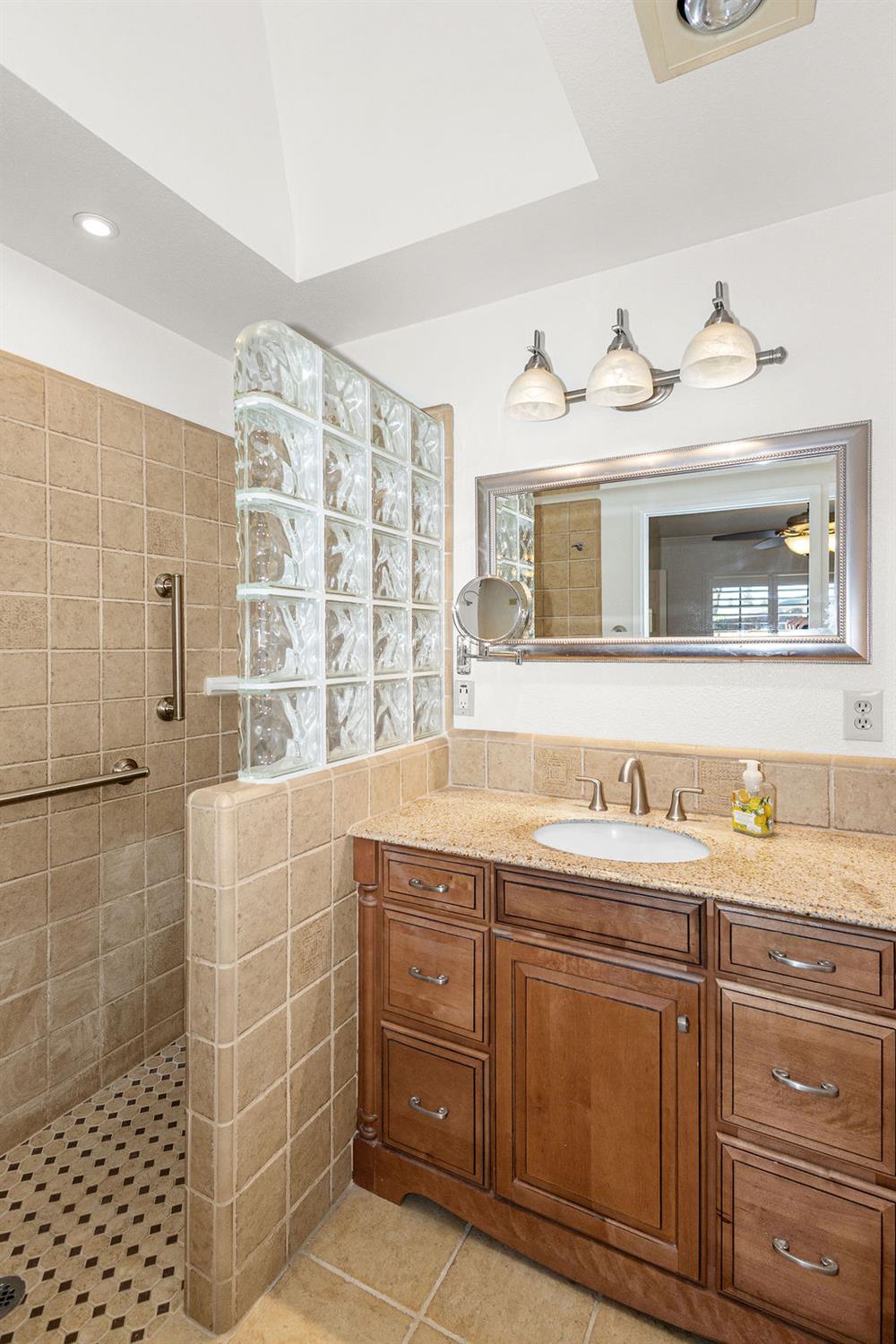 1604 Walnut Ave, Escalon, CA 95320