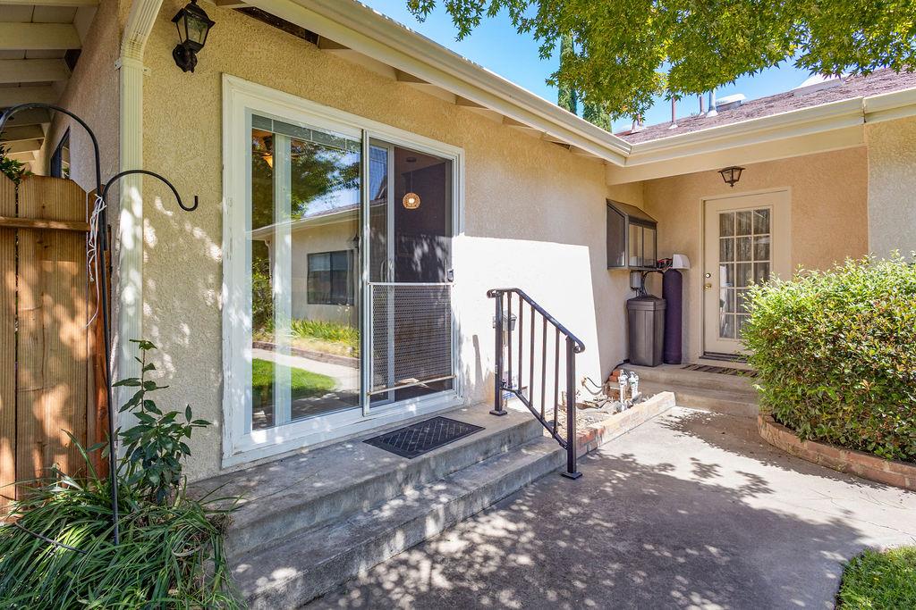 1604 Walnut Ave, Escalon, CA 95320