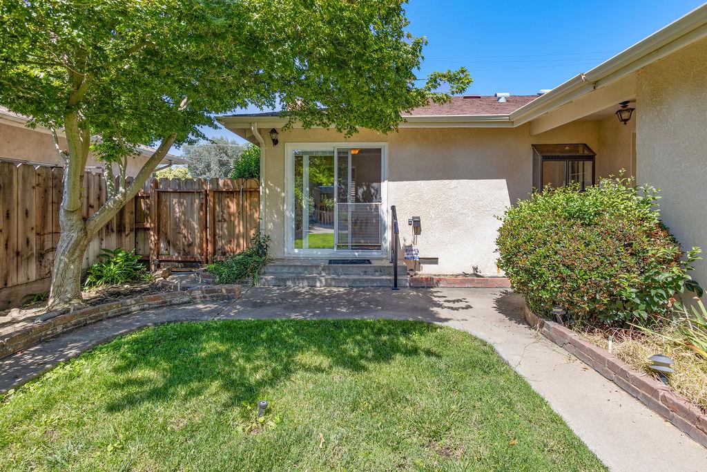 1604 Walnut Ave, Escalon, CA 95320