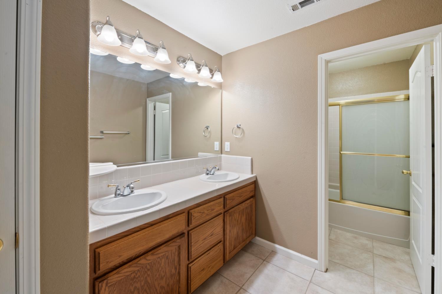 2693 E Lester Ave, Fresno, CA 93720