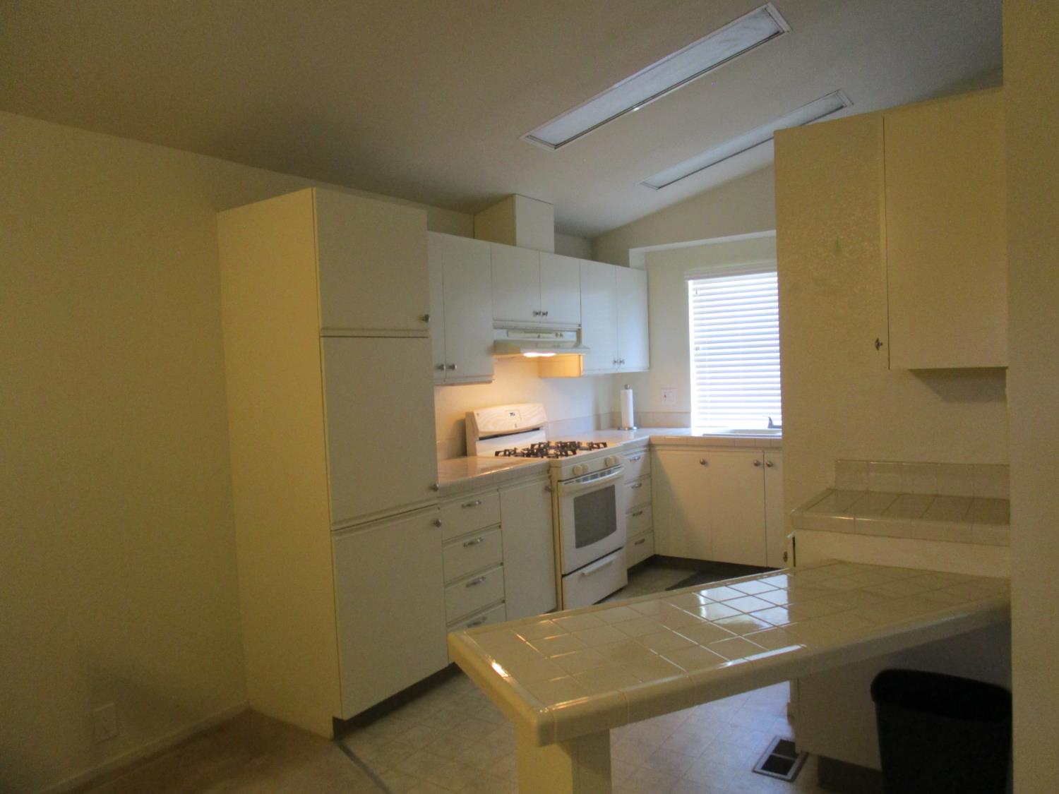 1500 Held Dr #49, Modesto, CA 95355