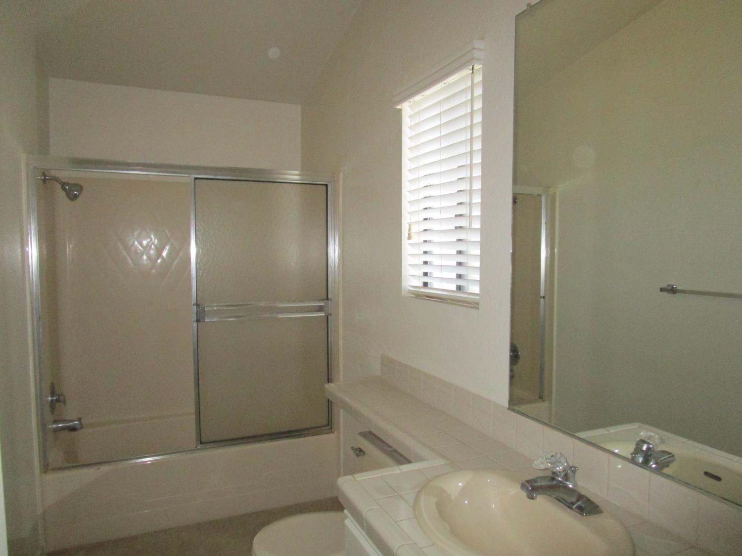 1500 Held Dr #49, Modesto, CA 95355