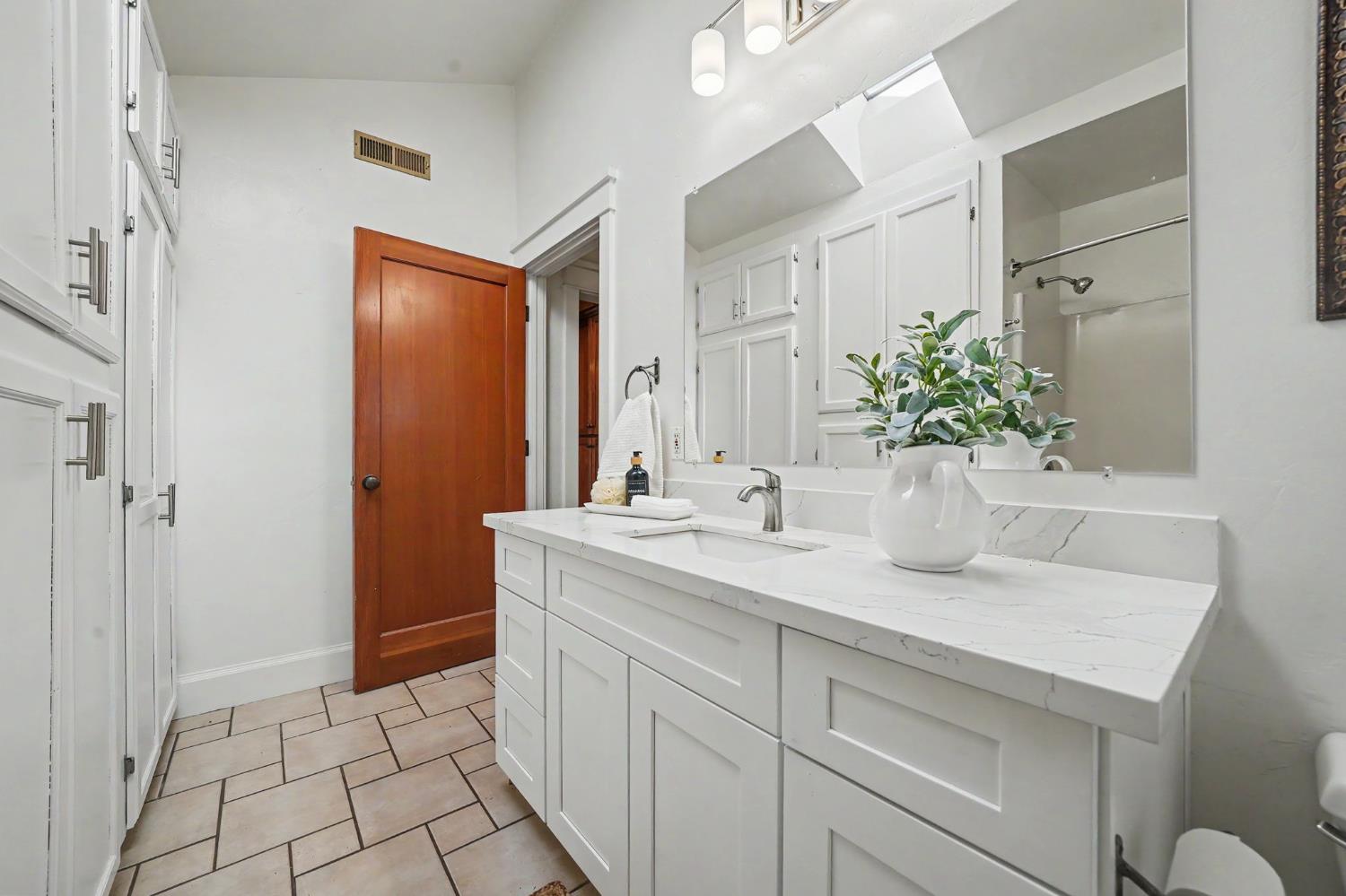 1941 N Main Street, Manteca, CA 95336