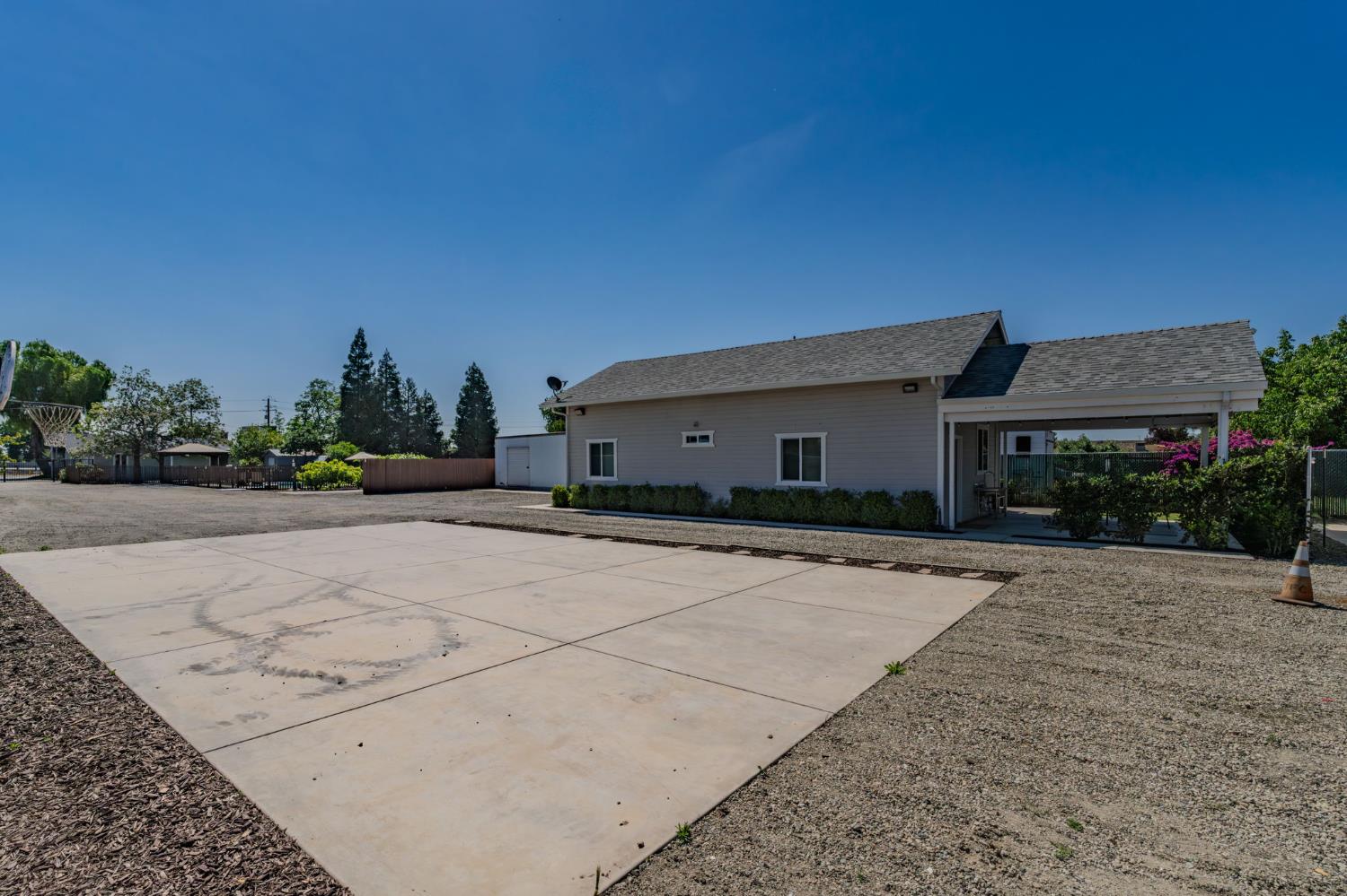 1941 N Main Street, Manteca, CA 95336