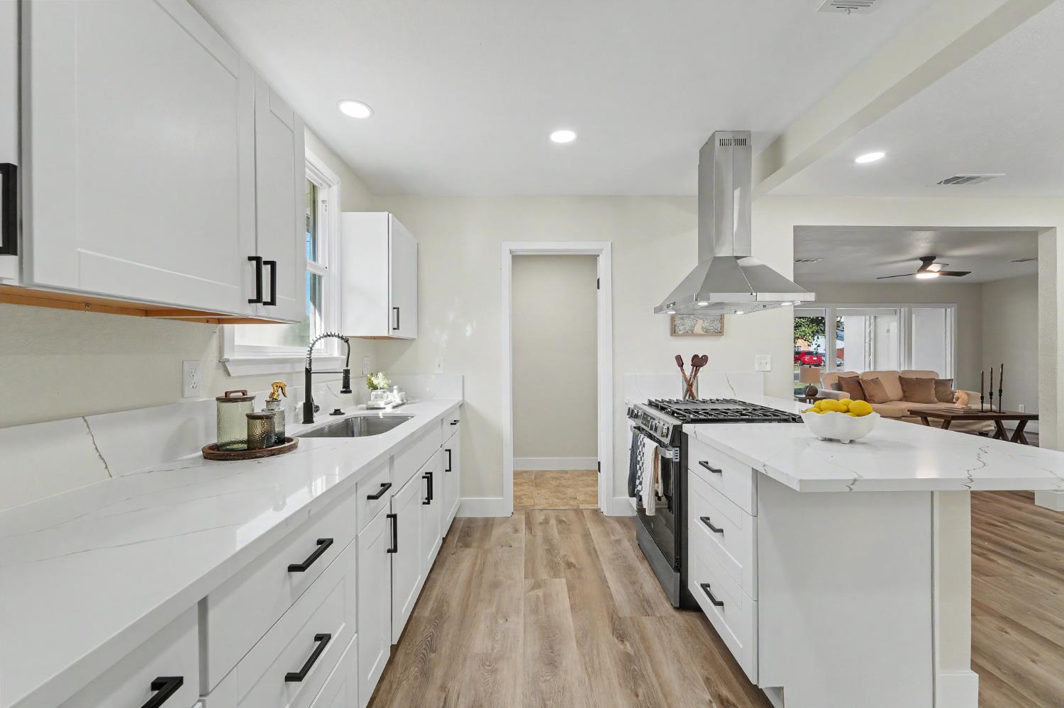 234 S Lee Ave, Oakdale, CA 95361