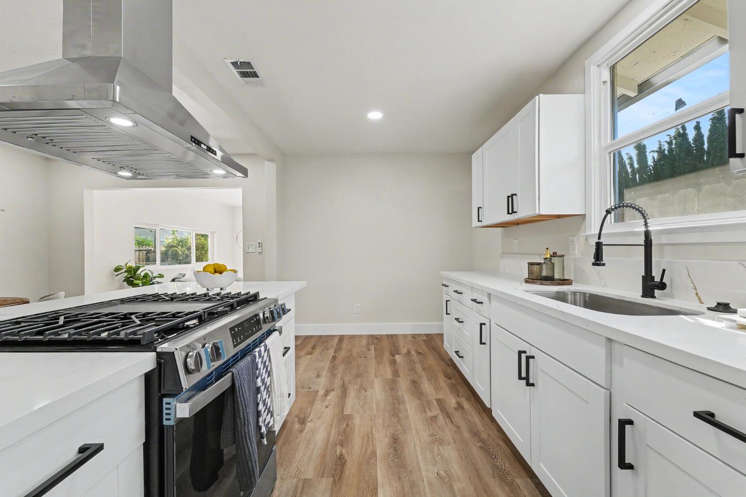 234 S Lee Ave, Oakdale, CA 95361