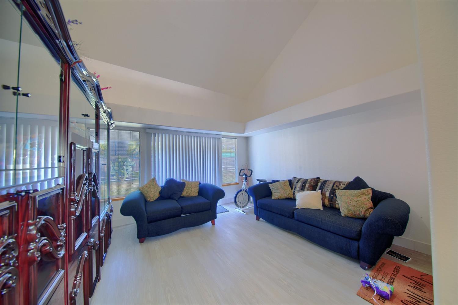 881 Snowgoose Ln, Manteca, CA 95337