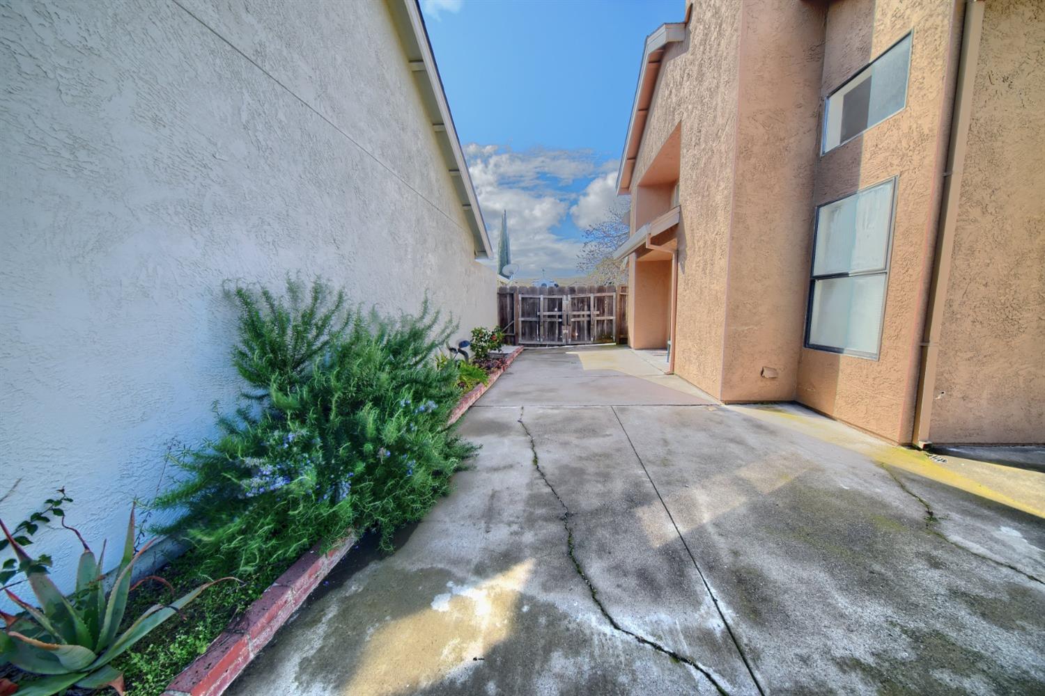 881 Snowgoose Ln, Manteca, CA 95337
