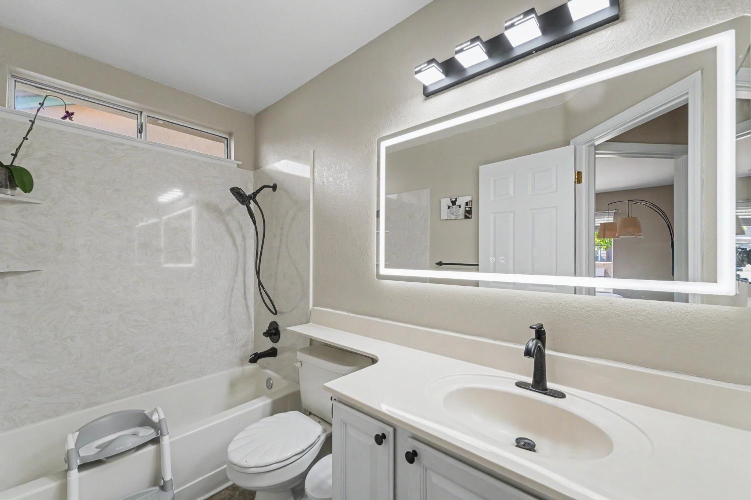 1750 E G St, Oakdale, CA 95361
