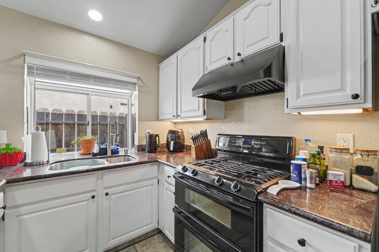 1750 E G St, Oakdale, CA 95361