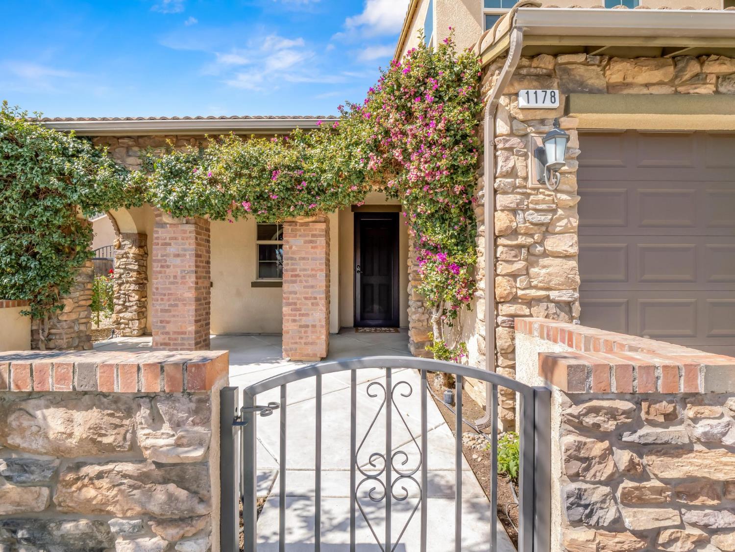 1178 Blackwood Ave, Clovis, CA 93619