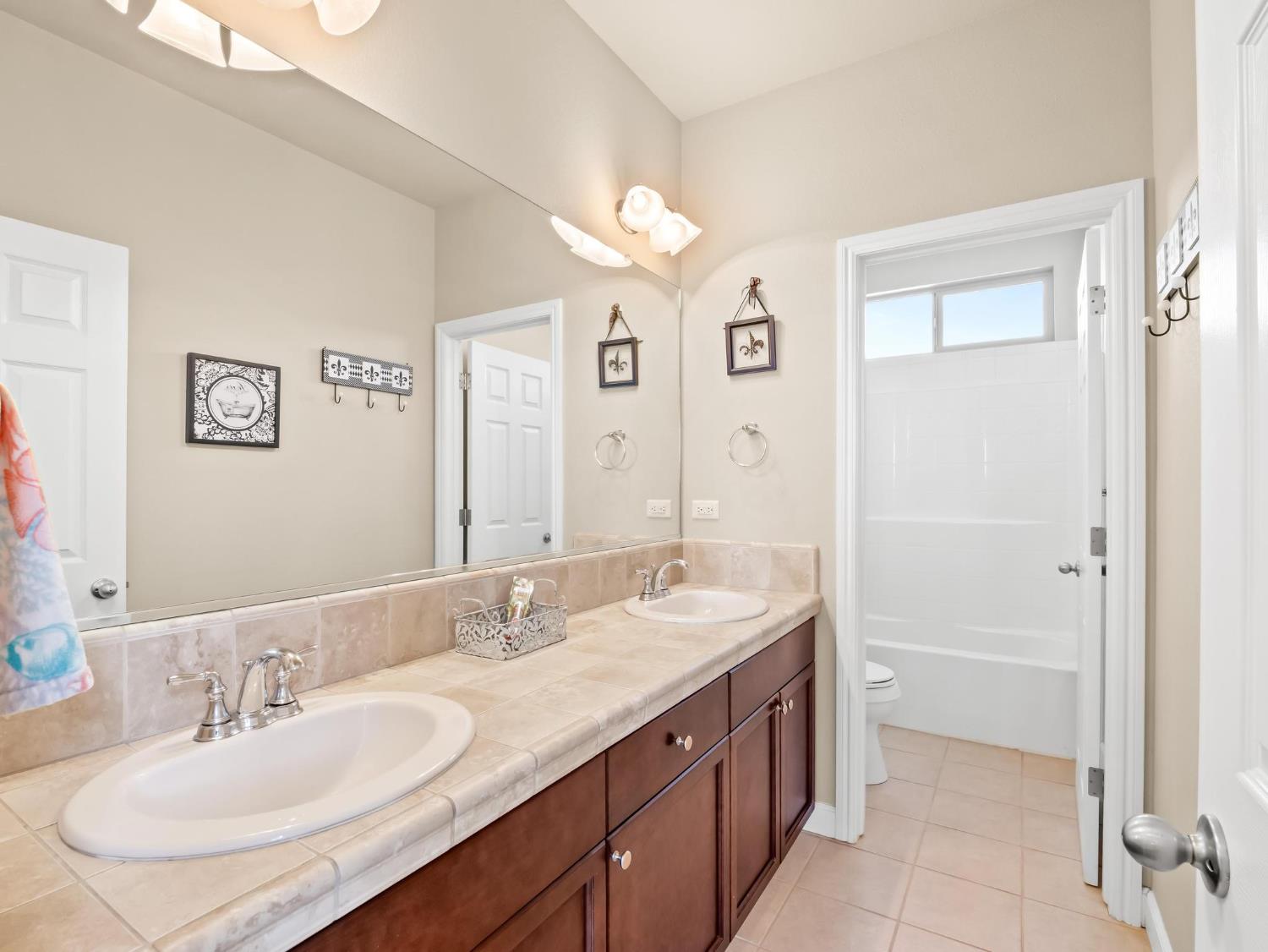 1178 Blackwood Ave, Clovis, CA 93619