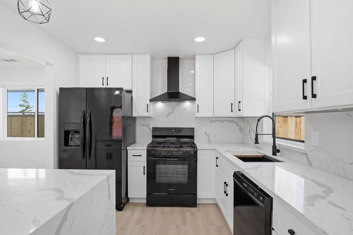 142 E Coolidge Ave, Modesto, CA 95350