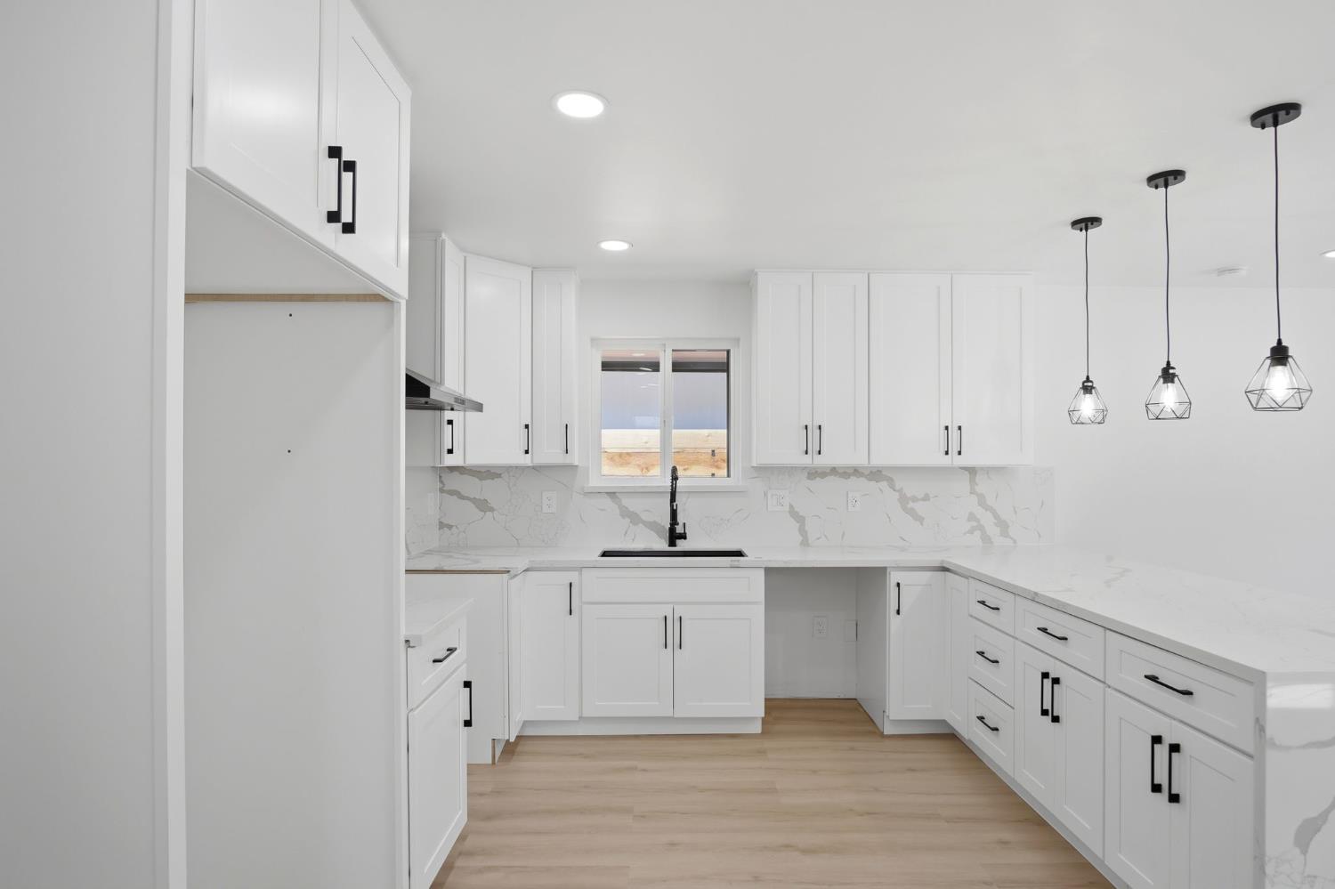 142 E Coolidge Ave, Modesto, CA 95350