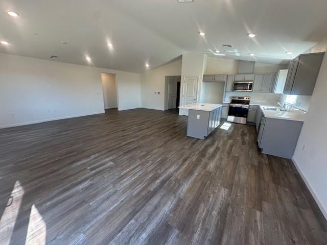 6037 Lassie Ct, Riverbank, CA 95367