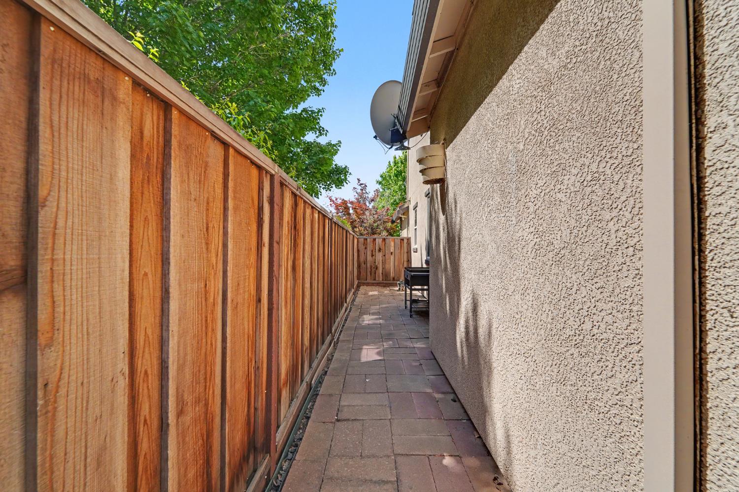 1223 E Springer Dr, Turlock, CA 95382
