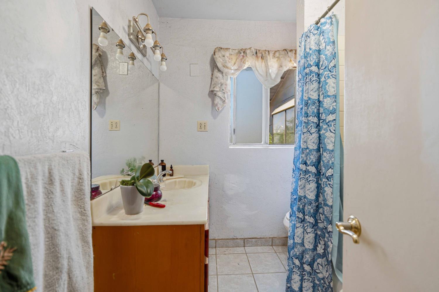 2201 Vivian Rd, Modesto, CA 95358