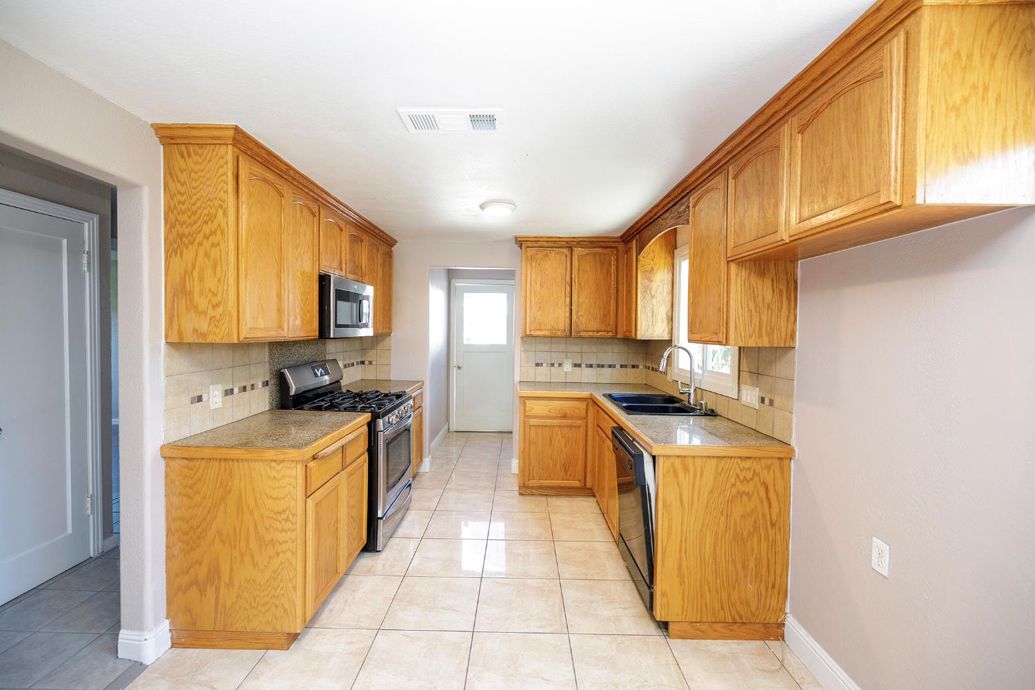 825 Wheatley Ave, Modesto, CA 95351