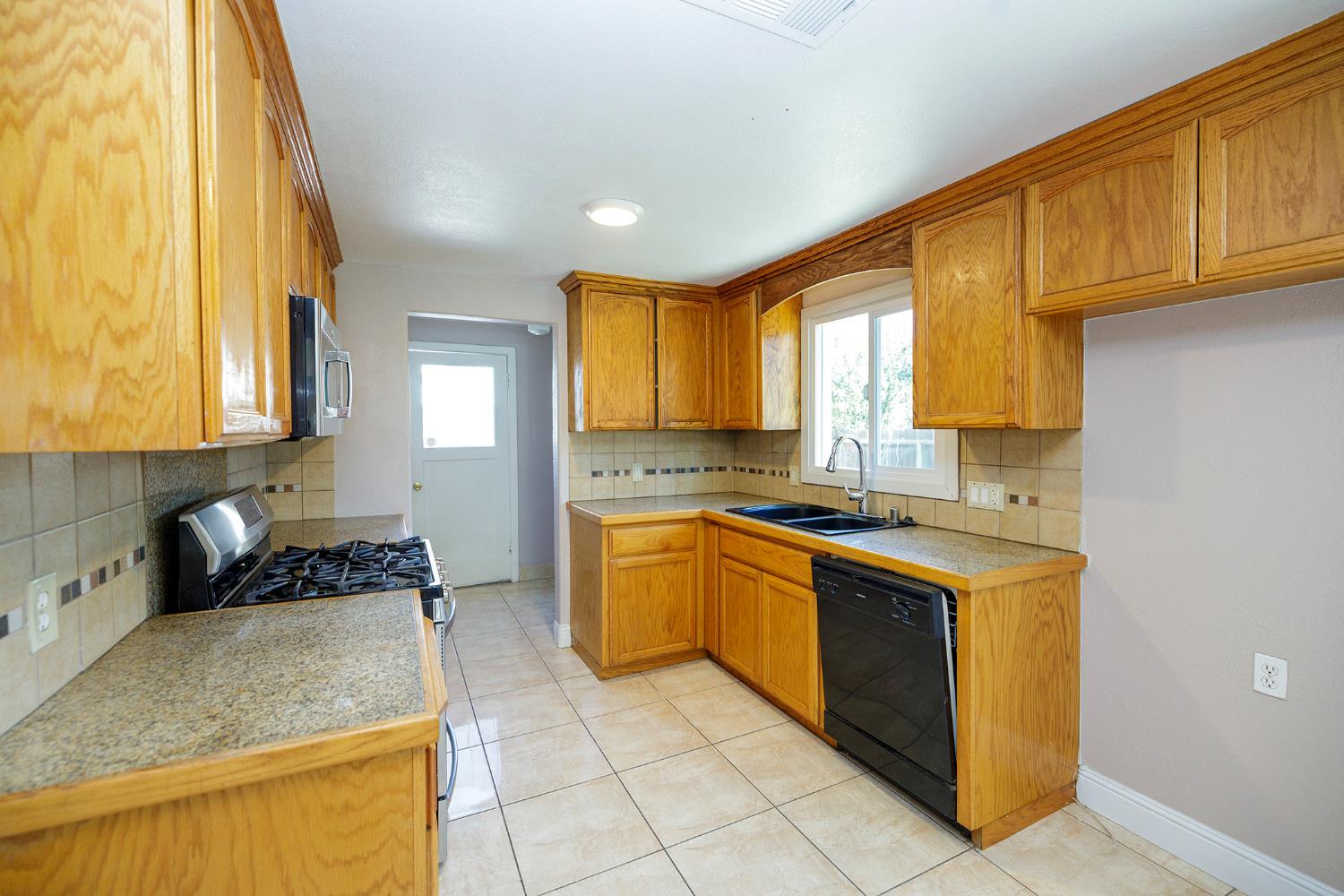 825 Wheatley Ave, Modesto, CA 95351