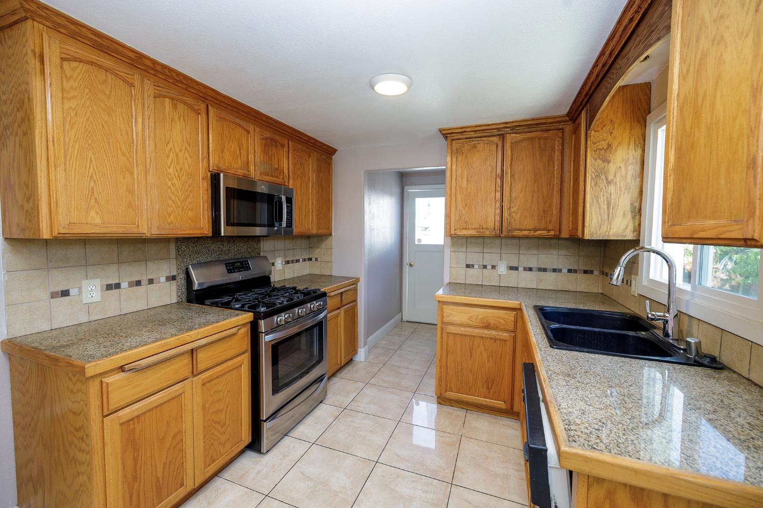 825 Wheatley Ave, Modesto, CA 95351