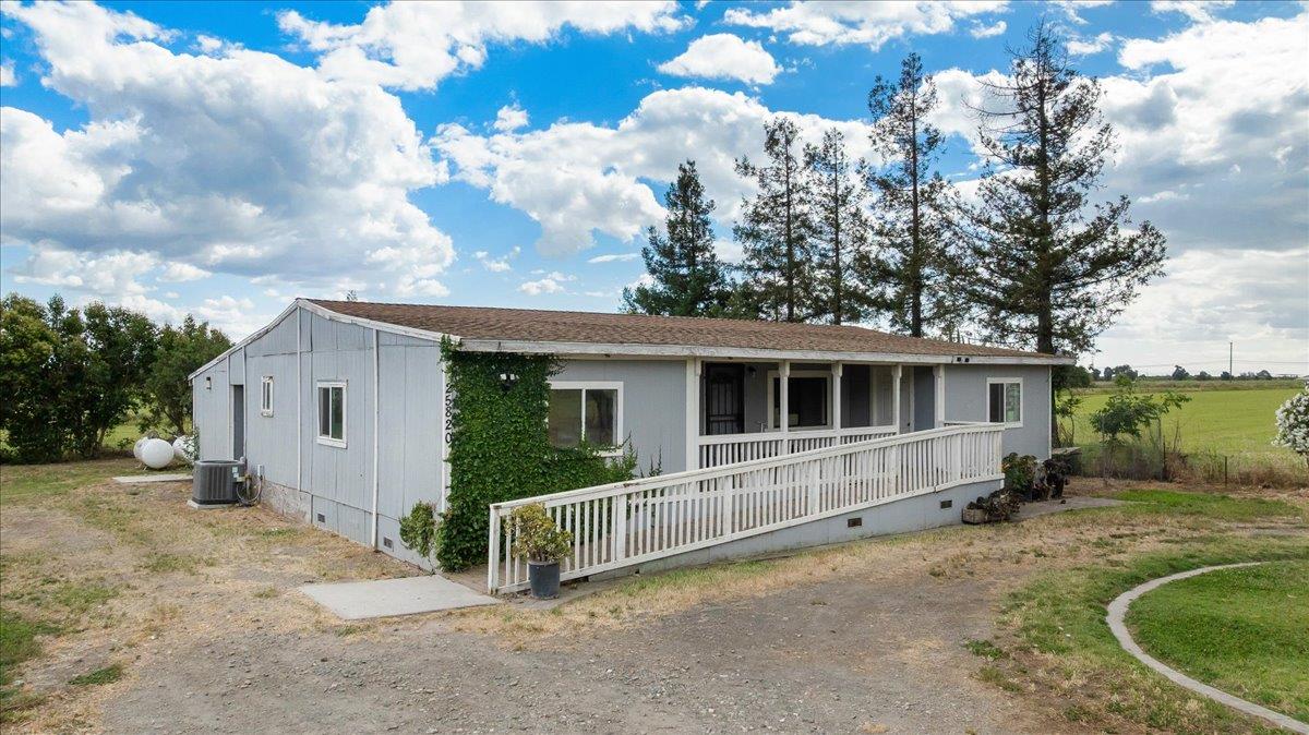 25832 Magnolia Rd, Escalon, CA 95320