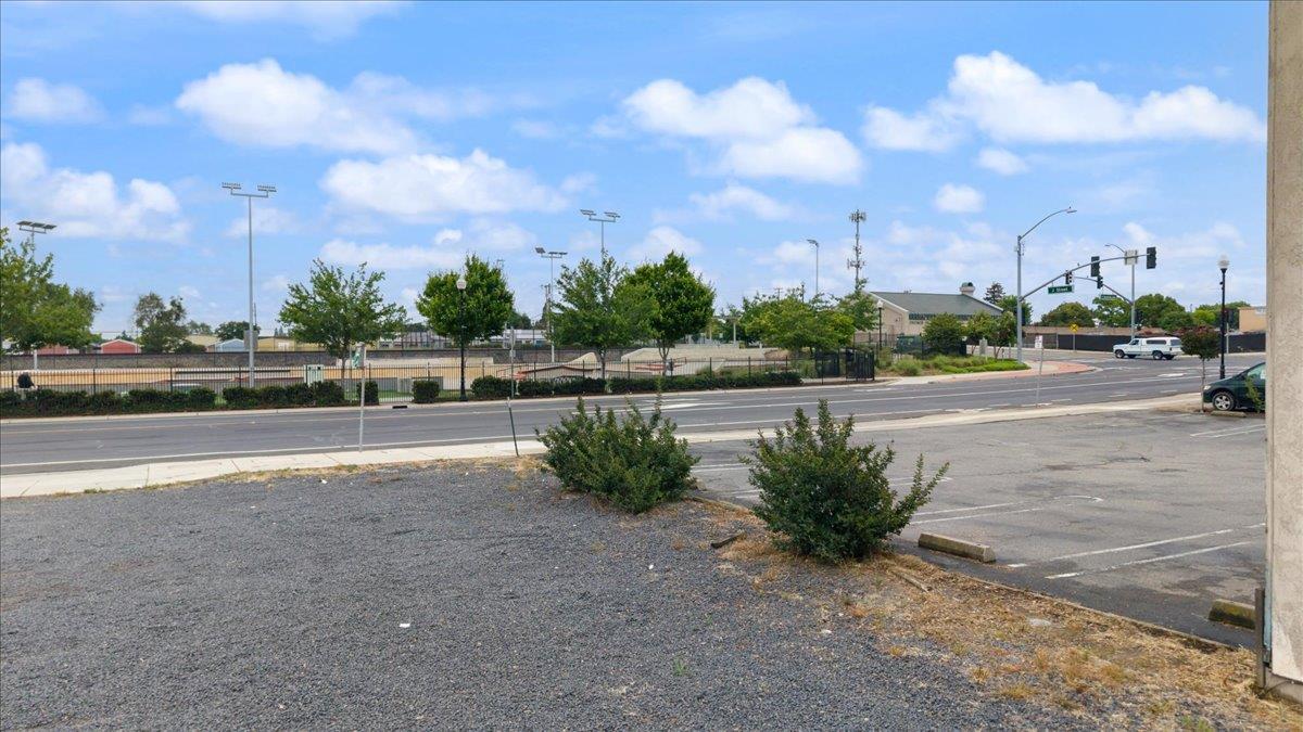 440 S Yosemite Ave, Oakdale, CA 95361
