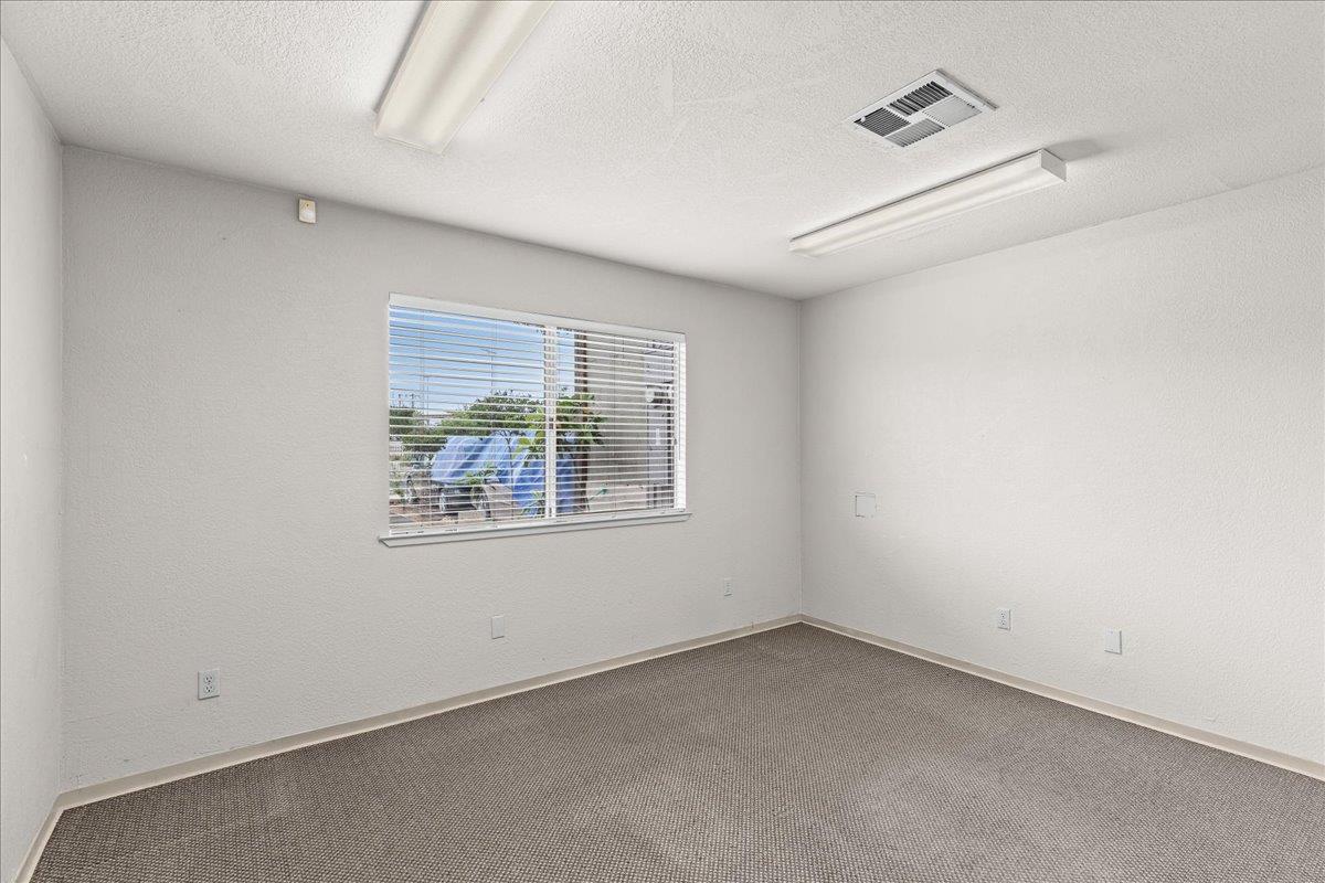 440 S Yosemite Ave, Oakdale, CA 95361