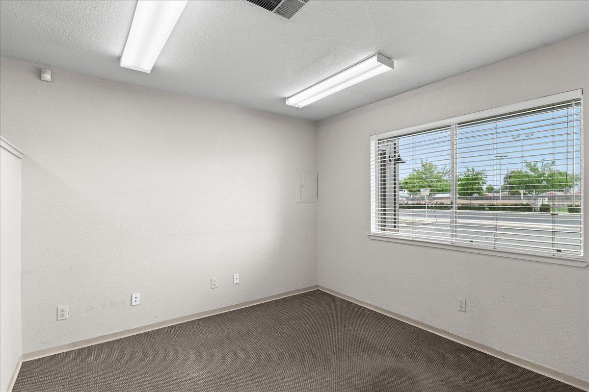 440 S Yosemite Ave, Oakdale, CA 95361