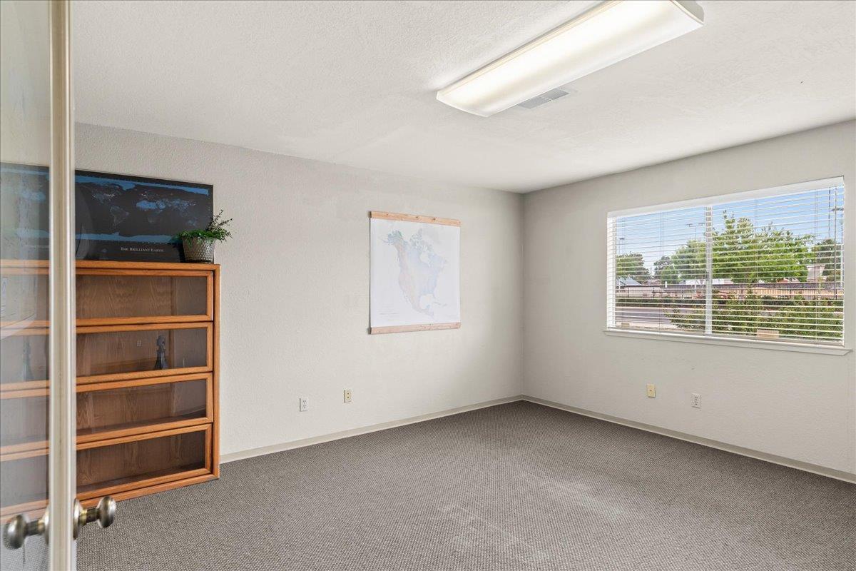 440 S Yosemite Ave, Oakdale, CA 95361