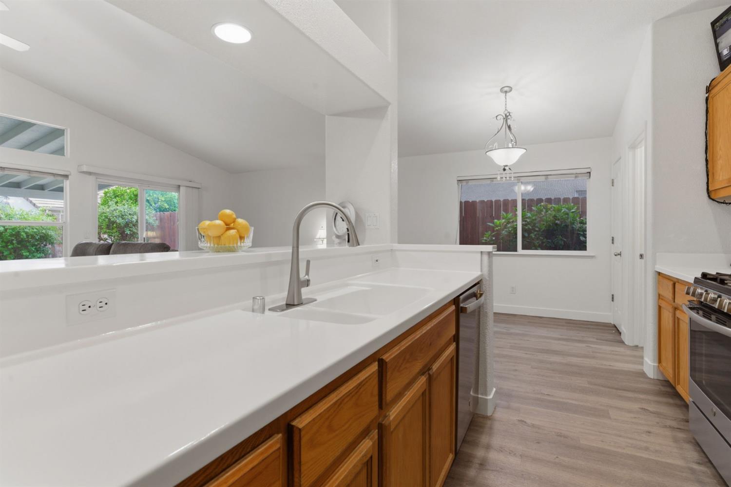 1009 Lambdin St, Manteca, CA 95336