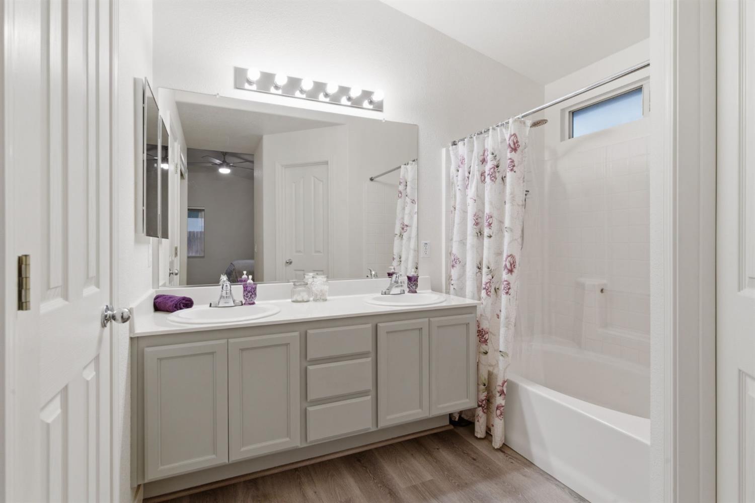 1009 Lambdin St, Manteca, CA 95336