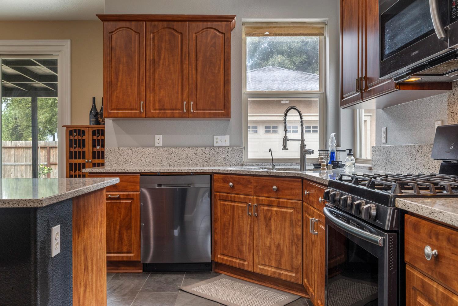 368 Nutcrest Ct, Oakdale, CA 95361