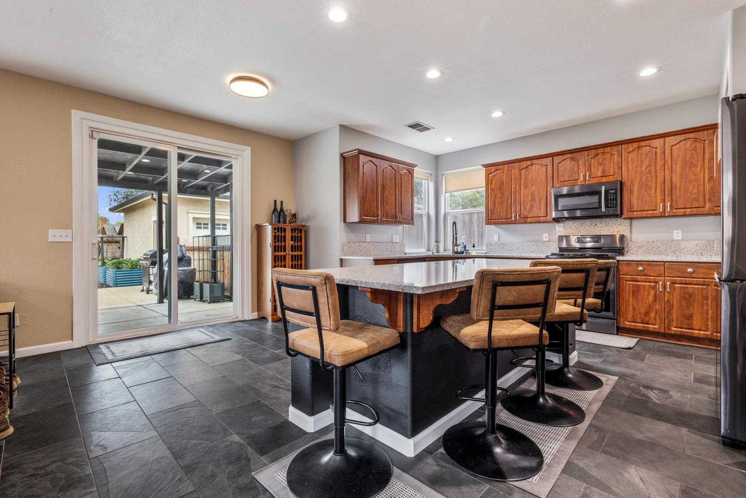 368 Nutcrest Ct, Oakdale, CA 95361