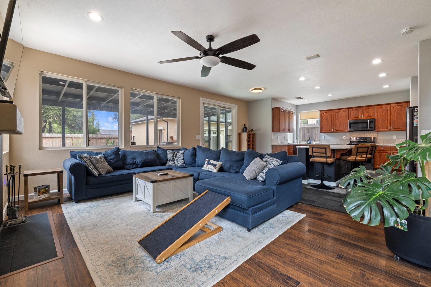 368 Nutcrest Ct, Oakdale, CA 95361