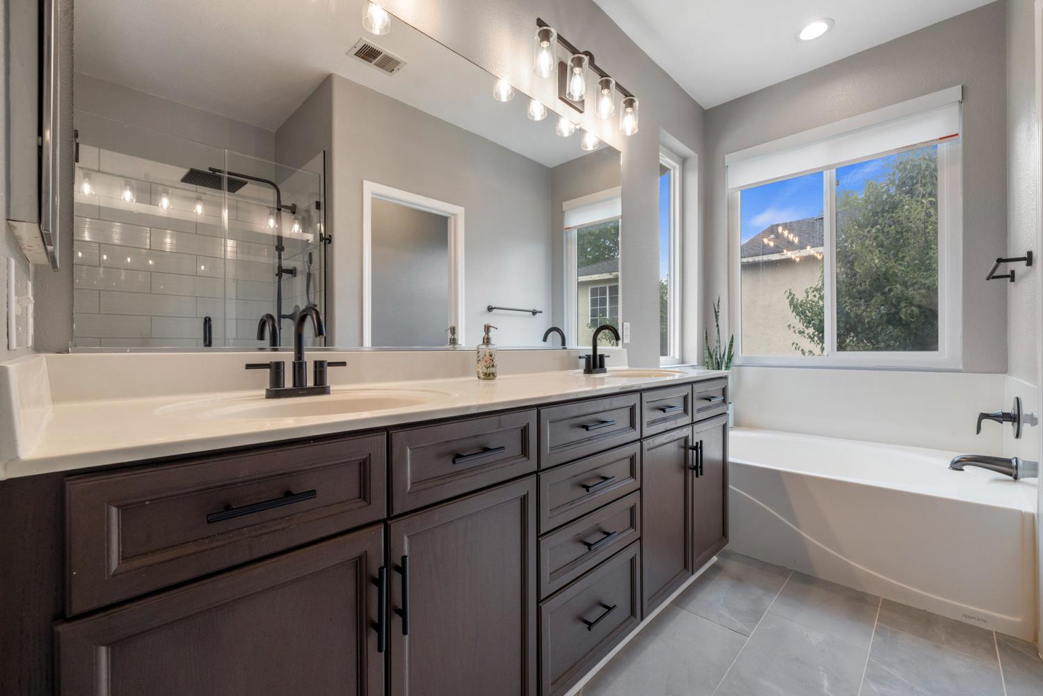 368 Nutcrest Ct, Oakdale, CA 95361