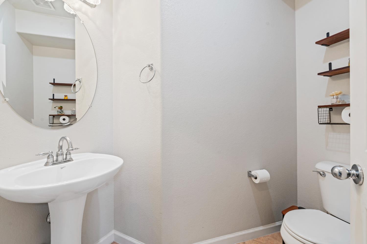 13316 Rivercrest Dr, Waterford, CA 95386