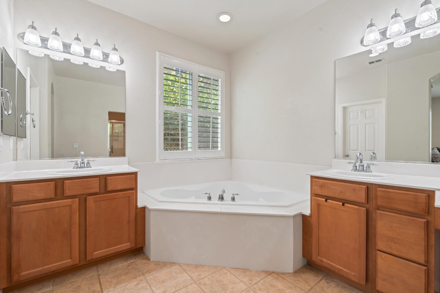 13316 Rivercrest Dr, Waterford, CA 95386
