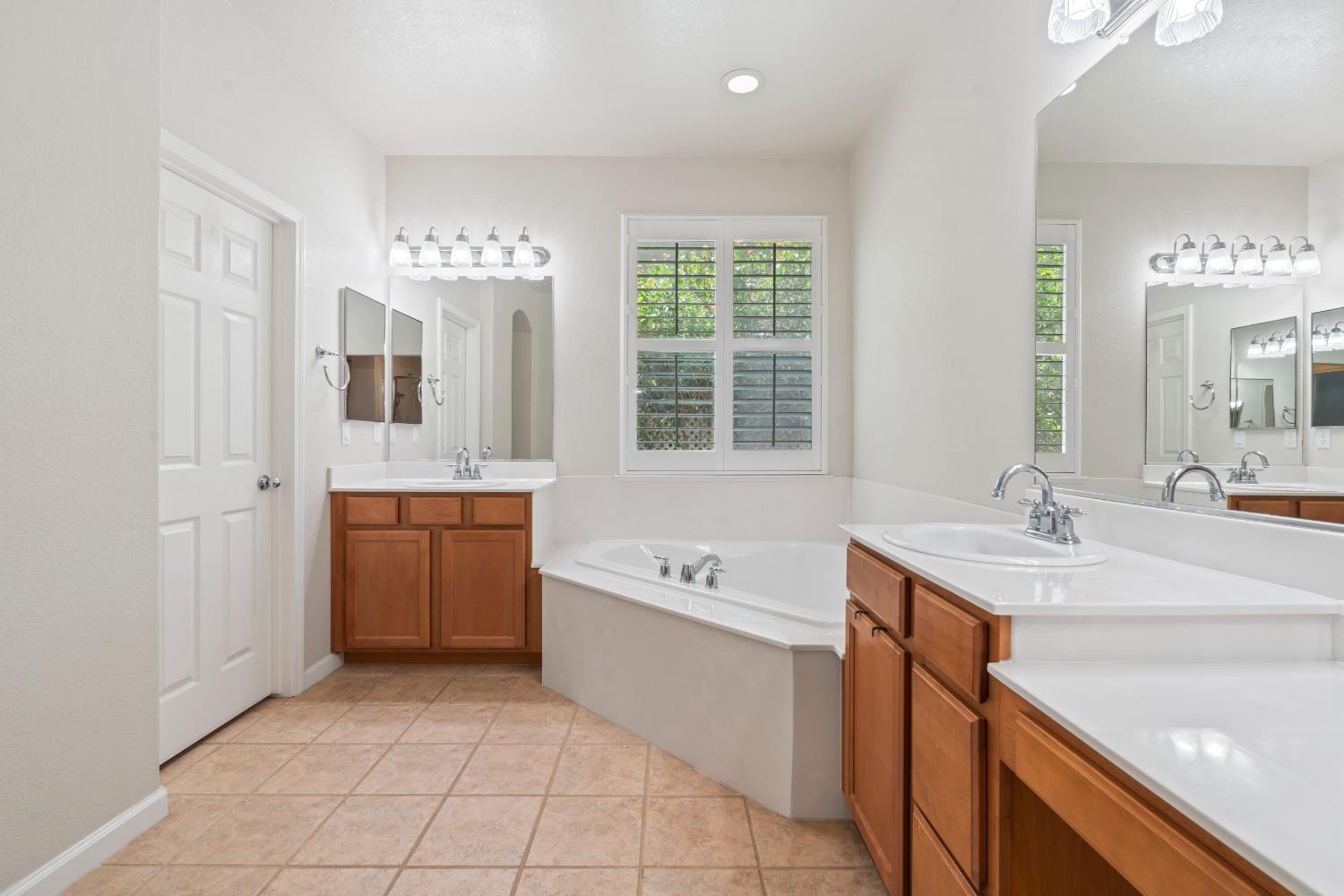 13316 Rivercrest Dr, Waterford, CA 95386