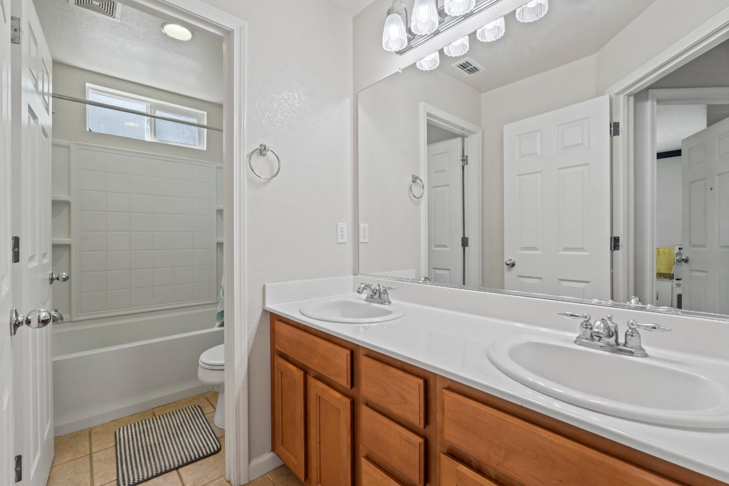 13316 Rivercrest Dr, Waterford, CA 95386
