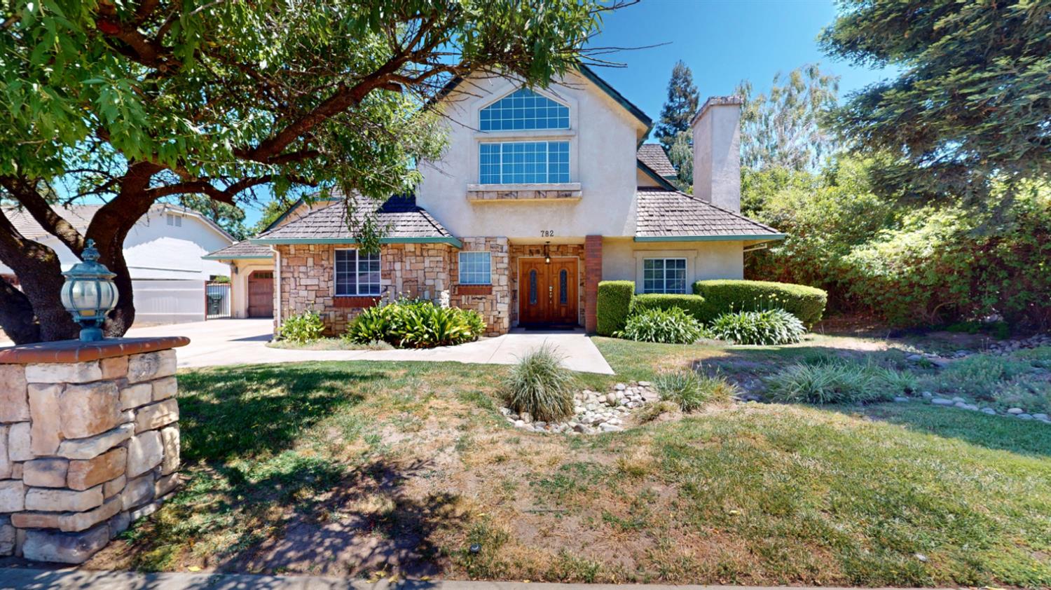 782 Shadowbrook Ln, Manteca, CA 95336
