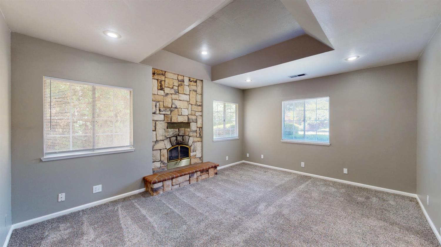 782 Shadowbrook Ln, Manteca, CA 95336