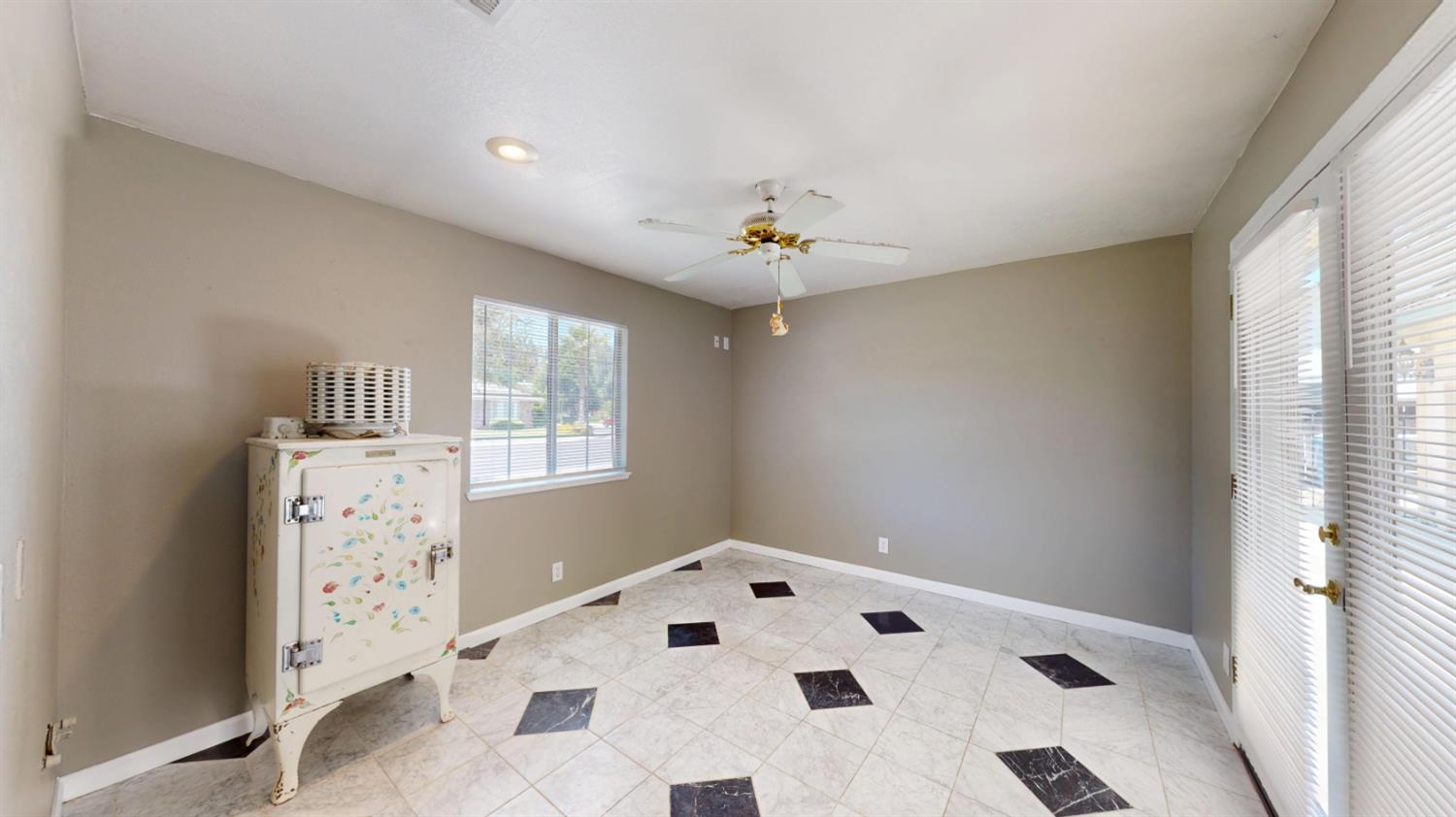 782 Shadowbrook Ln, Manteca, CA 95336